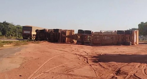 Rondônia: Carreta tomba na BR 364 e caminhoneiro sofre fratura